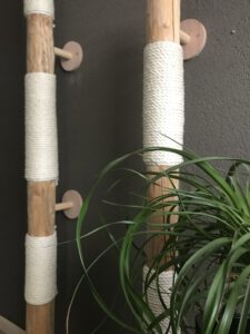 Een van de eerste muurkrabpalen van Petshonk. Natuurlijke houten stammen, bekleed met sisal touw.