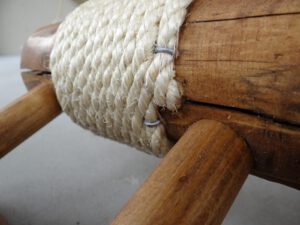 Een close-up van de afwerking van muurkrabpalen van Petshonk.