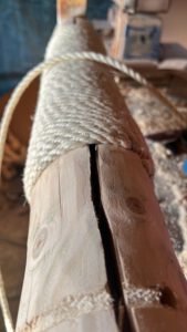 Een krabpaal van Petshonk in de maak.