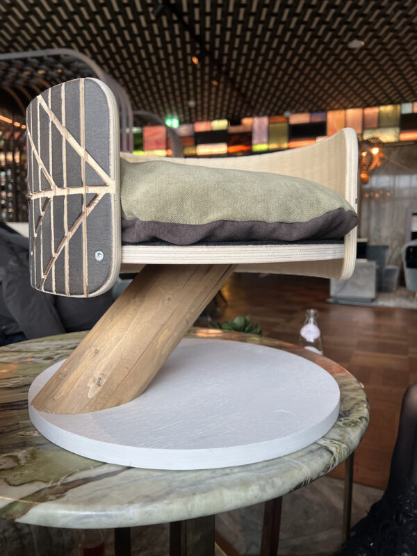 Houten katten mand 'Element' met patroon Wind, voorzien van een comfortabel kussen van Kiboq.